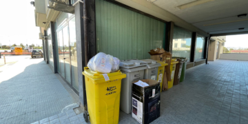 Nella spazzatura centinaia di documenti con nomi e dati sensibili