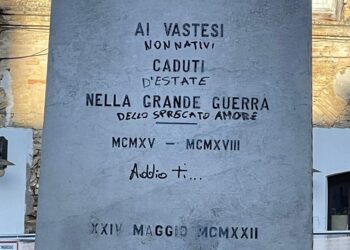Imbrattato il Monumento ai Caduti, «gesto generato da ignoranza». Ci sono immagini delle telecamere