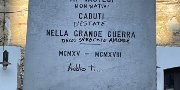Imbrattato il Monumento ai Caduti, «gesto generato da ignoranza». Ci sono immagini delle telecamere