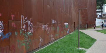 Il nuovo teatro di San Salvo imbrattato, vernice anche sulle vetrate dell’ingresso