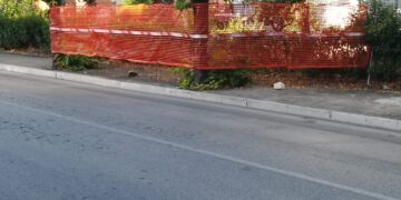 «Transenne dal 2019: palazzina ridotta a bivacco e pedoni costretti a camminare in mezzo alla strada»