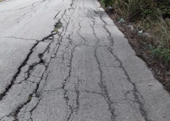 «Questa strada è un colabrodo. Se non verrà riparata, non andremo a votare»