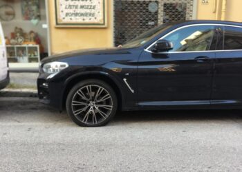 Raid vandalico in via Fauro: auto rigate e copertoni bucati