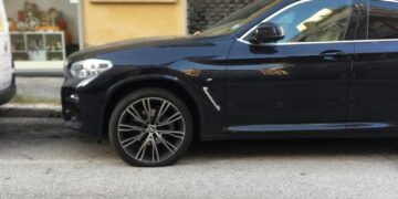 Raid vandalico in via Fauro: auto rigate e copertoni bucati