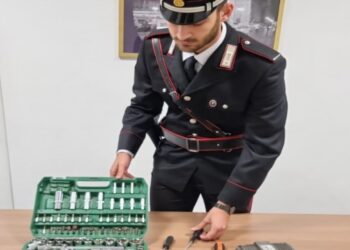 In trasferta per rubare auto: i carabinieri li fermano prima del furto