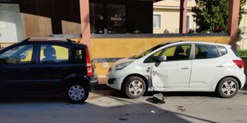 Tampona auto parcheggiata e scappa. Il proprietario: «Responsabile si faccia avanti»
