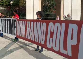 Sisma, protesta contro la “sentenza-abominio”: «Non abbiamo sete di vendetta, ma fame di giustizia»