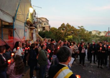 La luce delle candele illumina il ricordo ed i luoghi dei Martiri Lancianesi