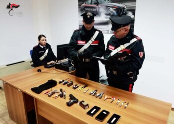 In giro con pistola, arnesi e dispositivo anti accensione auto: un arresto e tre denunce
