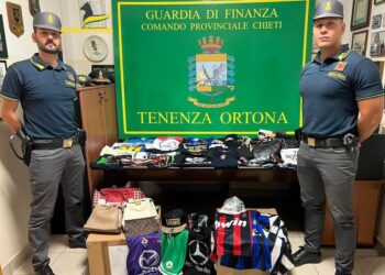 Abbigliamento e cancelleria contraffatti: guardia di finanza sequestra 31mila articoli