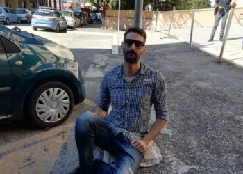 Licenziato due volte, si incatena davanti al tribunale