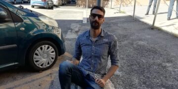 Licenziato due volte, si incatena davanti al tribunale