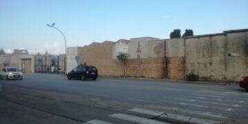 Marciapiedi disastrati intorno al cimitero