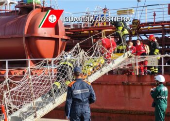 Esplosione a bordo e dispersione di sostanze in mare: a Punta Penna l’esercitazione antincendio