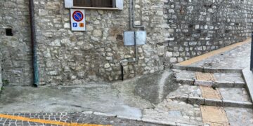 «Per i disabili parcheggio scomodo e stretto, ma vicino c’è una piazza con lo spazio necessario»