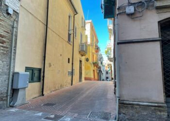 Sessantunenne veglia il corpo della madre defunta per una settimana