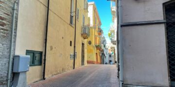 Sessantunenne veglia il corpo della madre defunta per una settimana