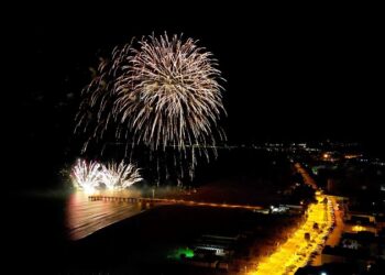 La spiaggia di Vasto Marina illuminata dai fuochi pirotecnici di mezzanotte