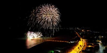 La spiaggia di Vasto Marina illuminata dai fuochi pirotecnici di mezzanotte