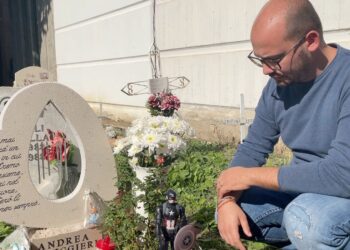 Nel “cimitero dei bambini” regna l’abbandono: «Così noi genitori viviamo un secondo lutto»