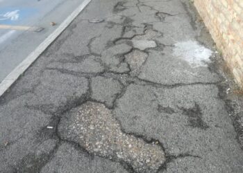 Marciapiedi disastrati intorno al cimitero