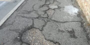 Marciapiedi disastrati intorno al cimitero