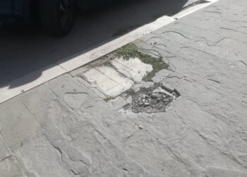 Nel centro di Vasto Marina i marciapiedi gruviera che nessuno aggiusta da trent’anni