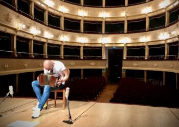 Mario Stefano Pietrodarchi porta la nuova Dolce Vita sul palco del teatro Fenaroli