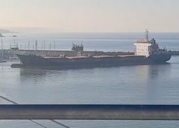 Nave arenata all’ingresso del porto, intervengono i rimorchiatori