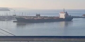 Nave arenata all’ingresso del porto, intervengono i rimorchiatori