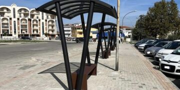 «Al terminal nuove pensiline striminzite non riparano dalla pioggia: una presa in giro»