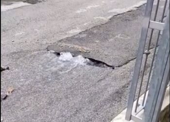 Perdite d’acqua in via Michetti: «La strada è un fiume, situazione insostenibile»
