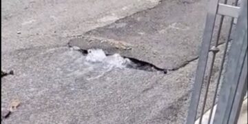 Perdite d’acqua in via Michetti: «La strada è un fiume, situazione insostenibile»