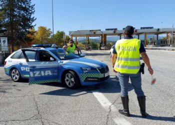 Ubriaco alla guida, parcheggia e si addormenta in corsia di sorpasso sull’A24: salvato dalla polizia