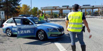 Ubriaco alla guida, parcheggia e si addormenta in corsia di sorpasso sull’A24: salvato dalla polizia