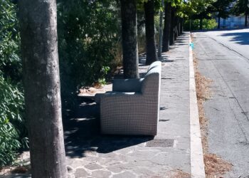 «Poltrona abbandonata da un mese in via Spataro. Oltre alla solita discarica abusiva»