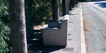 «Poltrona abbandonata da un mese in via Spataro. Oltre alla solita discarica abusiva»