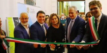 Premio Vasto, mostra fortemente simbolica. La curatrice: «La luce illumina la notte dell’ignoranza»