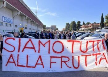 Commercianti scendono ancora in piazza: «Le nostre attività rischiano il collasso»