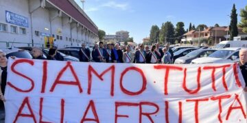 Commercianti scendono ancora in piazza: «Le nostre attività rischiano il collasso»