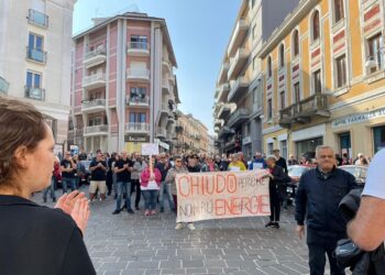 Ortona, negozi chiusi e commercianti in piazza: «Non abbiamo più energie»