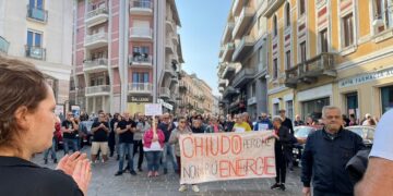 Ortona, negozi chiusi e commercianti in piazza: «Non abbiamo più energie»