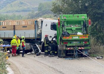 Tir si scontra con un camion dei rifiuti in Valle Cena: un ferito estratto dalle lamiere