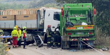 Tir si scontra con un camion dei rifiuti in Valle Cena: un ferito estratto dalle lamiere