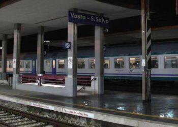 Giovane stesa sui binari di notte, la polizia di Vasto la salva