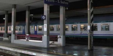 Giovane stesa sui binari di notte, la polizia di Vasto la salva