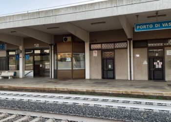 La stazione dei pendolari è una cattedrale nel deserto: manca tutto ed è off-limits per i disabili