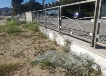 Vandali si accaniscono contro le vetrate del lungomare di Vasto Marina