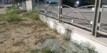 Vandali si accaniscono contro le vetrate del lungomare di Vasto Marina