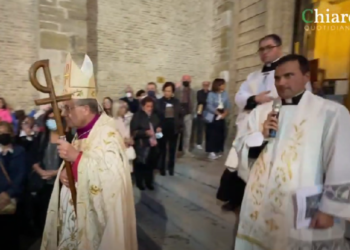 Monsignor Forte: «Città bella e popolo meraviglioso, ma per strada sporcizia inaccettabile»